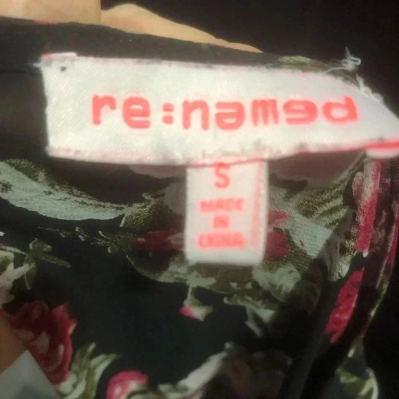 Re-Named Long Sleeve,Floral V-neck, lightweight,sheer, lined upper - Picture 15 of 15